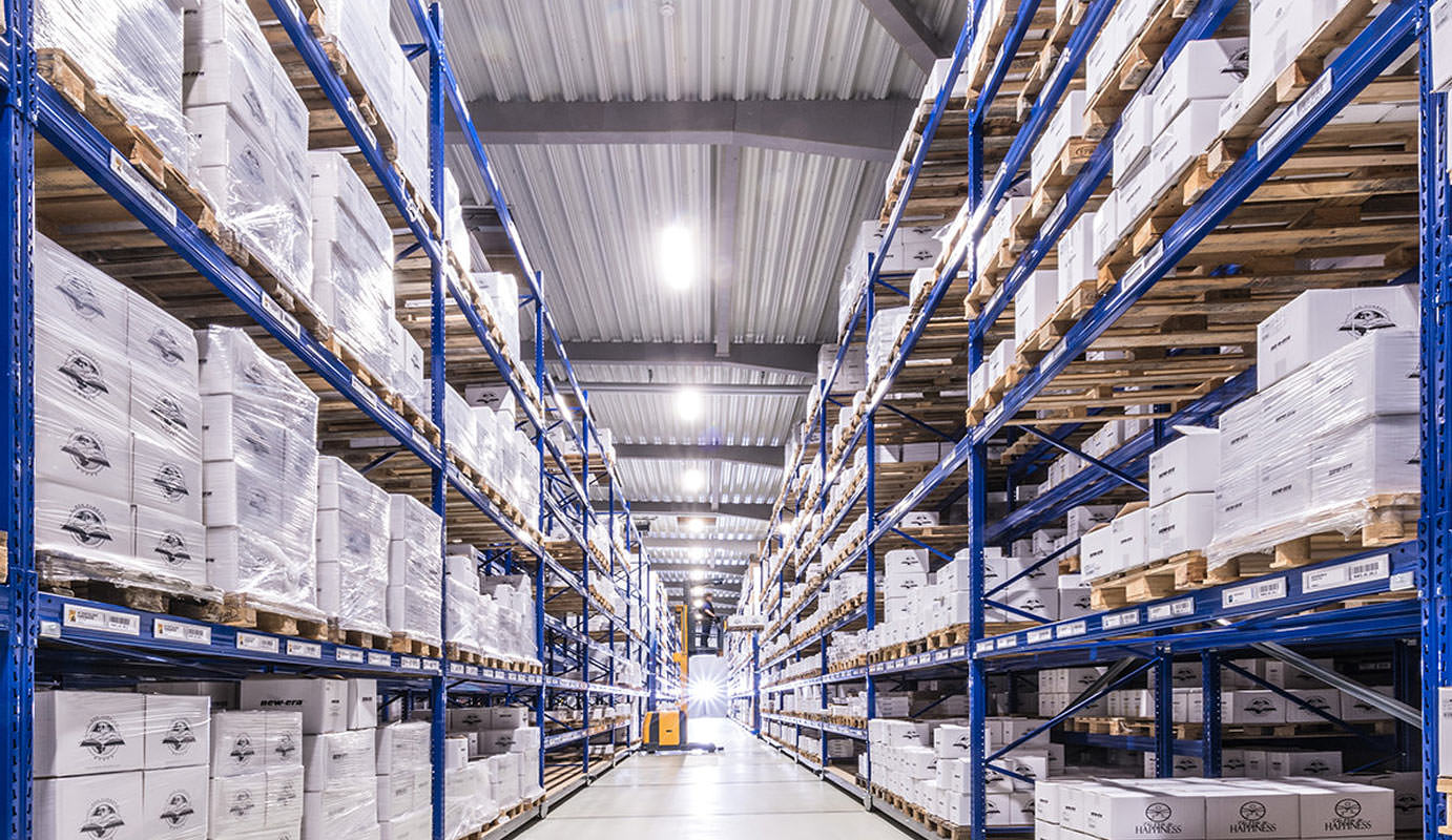 New Era Publications, junto con su organización hermana, Bridge Publications en Los Ángeles, tienen un espacio total combinado de 42,000 metros cuadrados y una capacidad total de producción anual de 65 millones de títulos. 